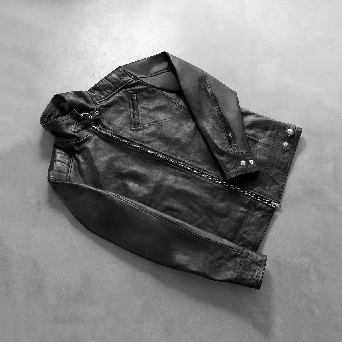 Styled Fit Perspective of Men's Legacy Musta Nahkainen Biker-takki Miehille on Model - Natural Daylight Drape