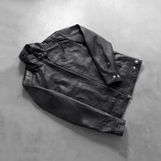 Styled Fit Perspective of Men's Legacy Musta Nahkainen Biker-takki Miehille on Model - Natural Daylight Drape