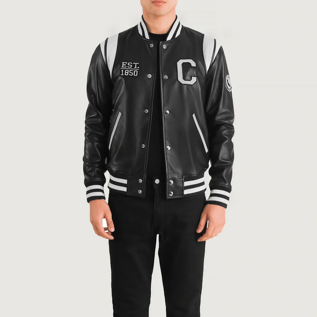 
Liberte California Musta Leather Varsity Nahkatakki Miehille in Black & White Sheepskin Leather - Edestä ja räätälöity siluetti | Osta verkosta