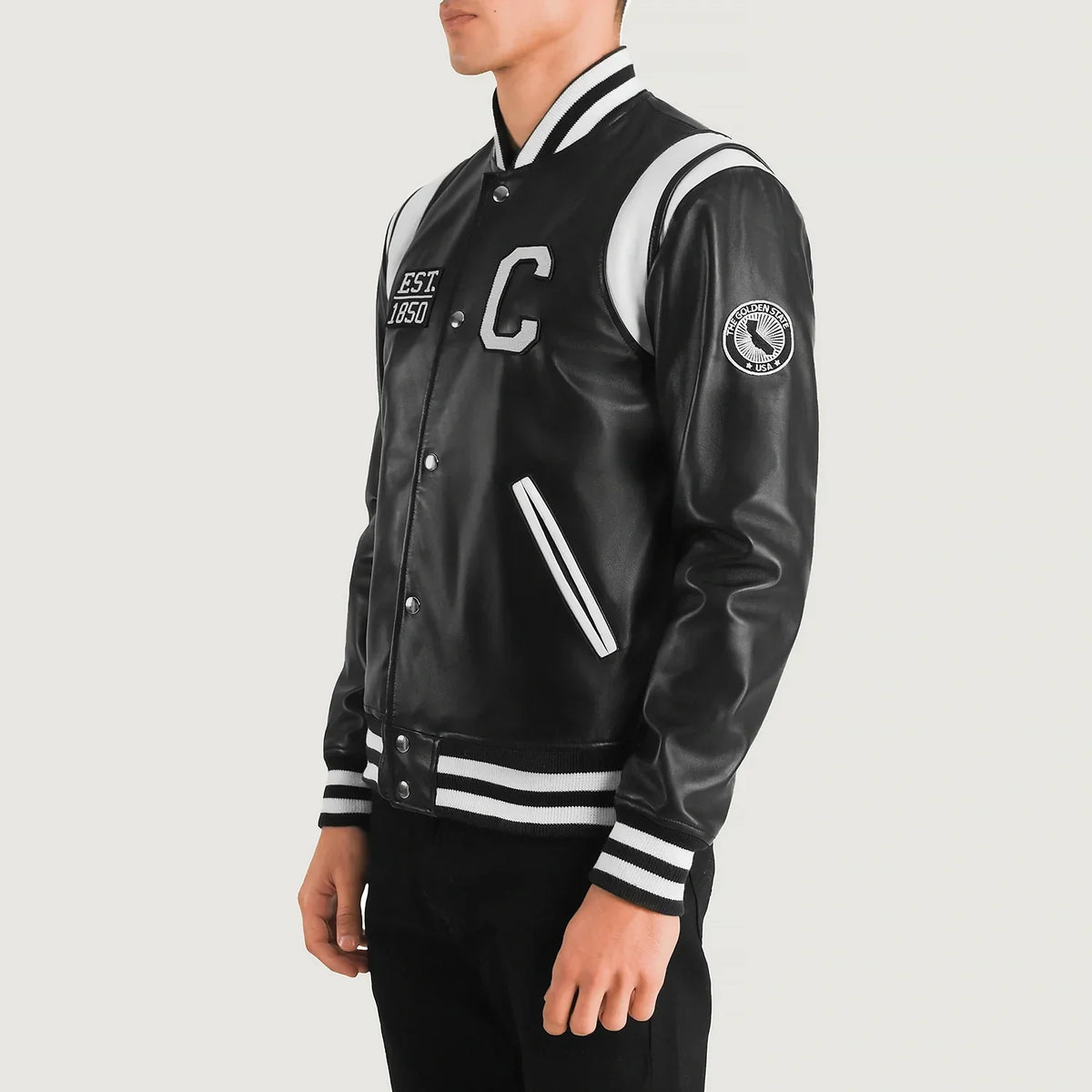 
Black & White Sheepskin Leather Varsity Jacket - Takaa istuvilla olkapäillä ja siistillä helmalla