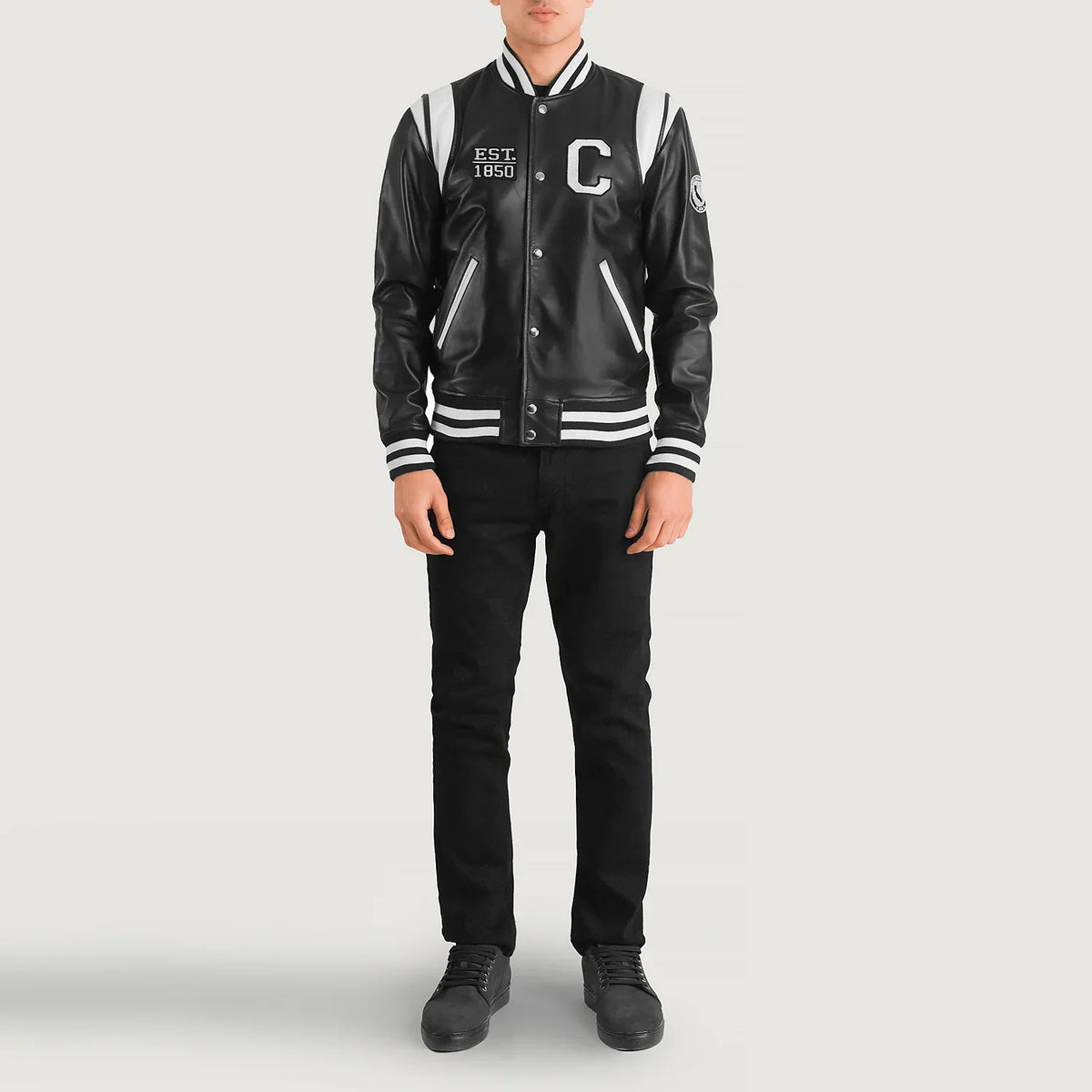 
Liberte California Musta Leather Varsity Nahkatakki Miehille - Sivuprofiili ergonomisella hihanleikkauksella
