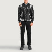 
Liberte California Musta Leather Varsity Nahkatakki Miehille - Sivuprofiili ergonomisella hihanleikkauksella