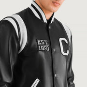 
Yksityiskohtainen lähikuva of Varsity & Snap Button Hardware on Liberte California Musta Leather Varsity Nahkatakki Miehille
