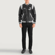 
Liberte New Jersey Musta Leather Varsity Nahkatakki Miehille - Sivuprofiili ergonomisella hihanleikkauksella