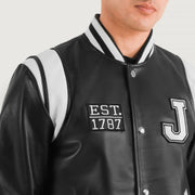 
Yksityiskohtainen lähikuva of Varsity & Snap Button Hardware on Liberte New Jersey Musta Leather Varsity Nahkatakki Miehille