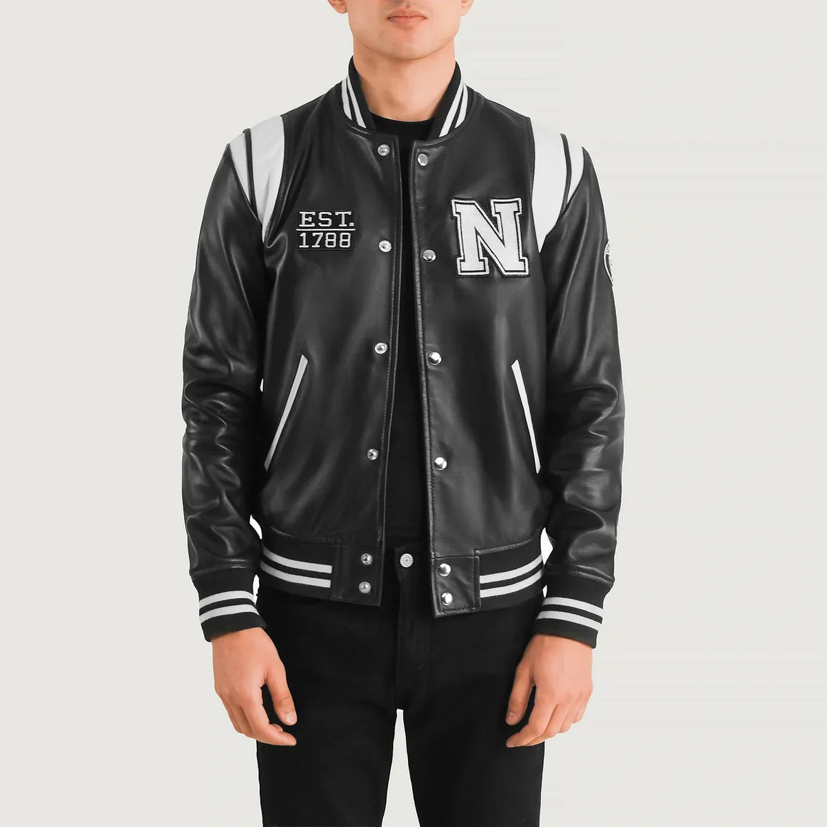 
Liberte New York Musta Leather Varsity Nahkatakki Miehille in Black & White Sheepskin Leather - Edestä ja räätälöity siluetti | Osta verkosta