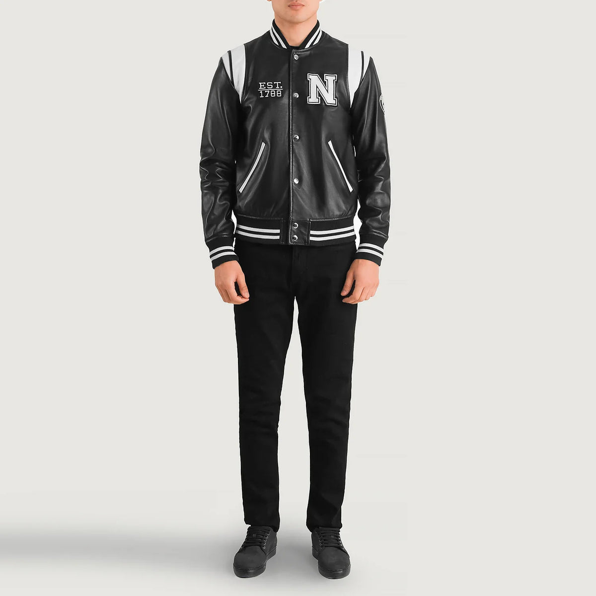 
Liberte New York Musta Leather Varsity Nahkatakki Miehille - Sivuprofiili ergonomisella hihanleikkauksella