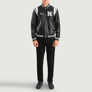 
Liberte New York Musta Leather Varsity Nahkatakki Miehille - Sivuprofiili ergonomisella hihanleikkauksella