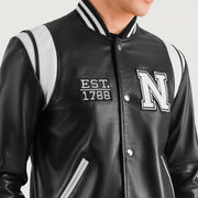 
Yksityiskohtainen lähikuva of Varsity & Snap Button Hardware on Liberte New York Musta Leather Varsity Nahkatakki Miehille