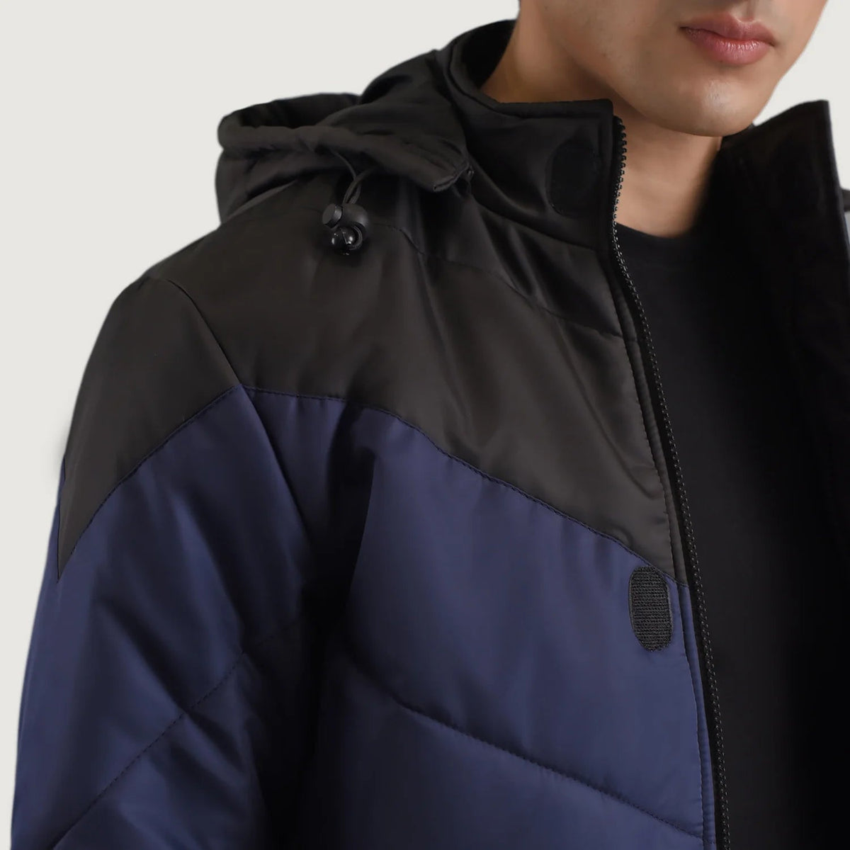 
Sisäpuolen näkymä Showing Quilted Viscose Lining & Kaksi käytännöllistä sisätaskua