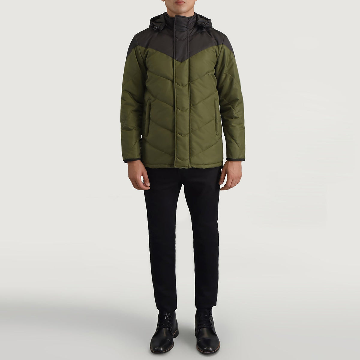 
Luka Musta & Vihreä Hooded Puffer Nahkatakki Miehille - Sivuprofiili ergonomisella hihanleikkauksella