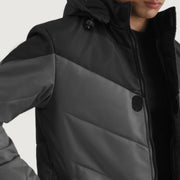 
Sisäpuolen näkymä Showing Quilted Viscose Lining & Kaksi käytännöllistä sisätaskua