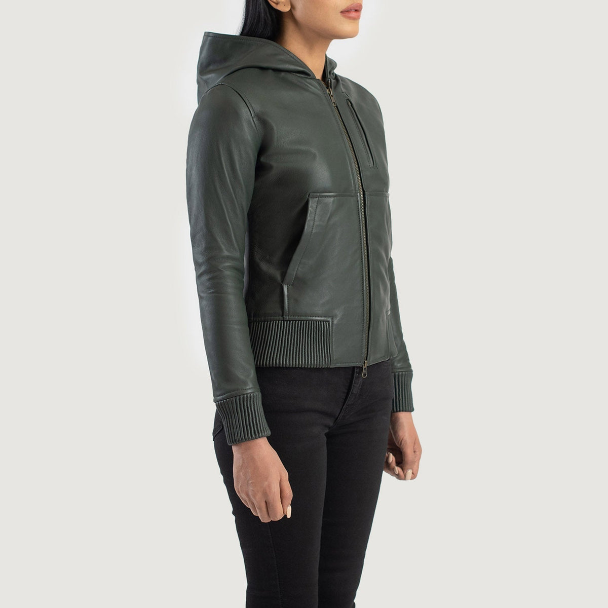
Päällä sovitetun näkymä:  Luna Blue Hooded Leather Bomber Jacket mallin päällä luonnollisessa päivänvalossa