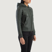 
Päällä sovitetun näkymä:  Luna Blue Hooded Leather Bomber Jacket mallin päällä luonnollisessa päivänvalossa