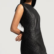 
Yksityiskohtainen lähikuva of Classic Collar & Zipper on back Hardware on Luxe Musta Leather Dress Naisille