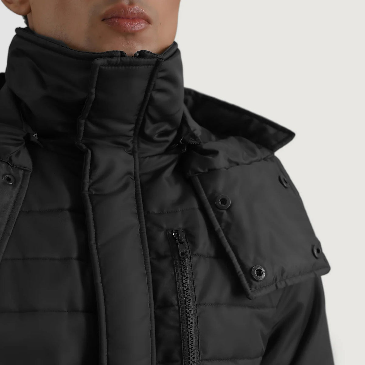 
Sisäpuolen näkymä Showing Quilted Viscose Lining & Kaksi käytännöllistä sisätaskua