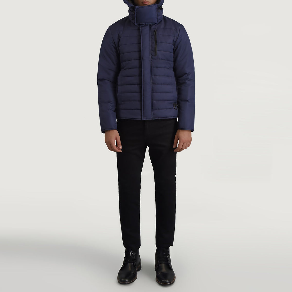 
Malcolm Sininen Hooded Puffer Nahkatakki Miehille - Sivuprofiili ergonomisella hihanleikkauksella
