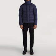 
Malcolm Sininen Hooded Puffer Nahkatakki Miehille - Sivuprofiili ergonomisella hihanleikkauksella