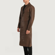 
Päällä sovitetun näkymä:  Mateo Black Leather Single Breasted Coat mallin päällä luonnollisessa päivänvalossa