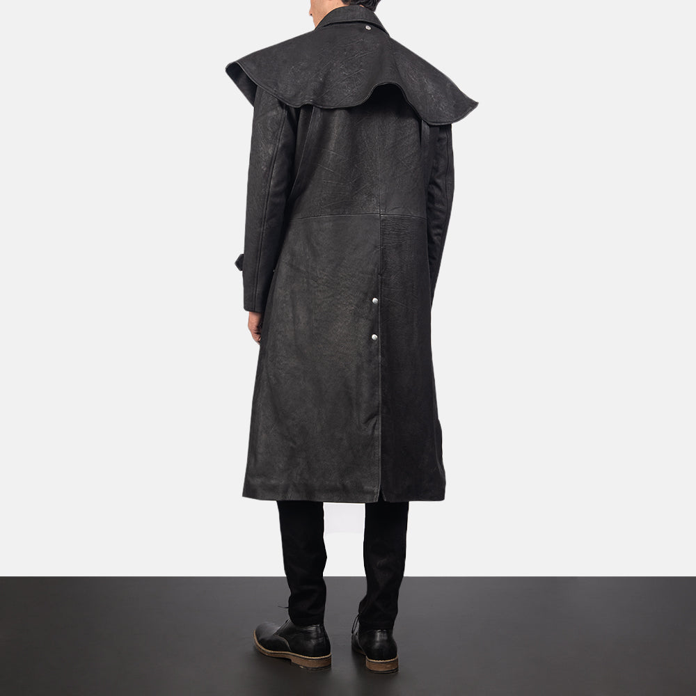 
Maverick Musta Leather Duster Miehille - Sivuprofiili ergonomisella hihanleikkauksella