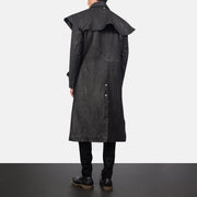 
Maverick Musta Leather Duster Miehille - Sivuprofiili ergonomisella hihanleikkauksella