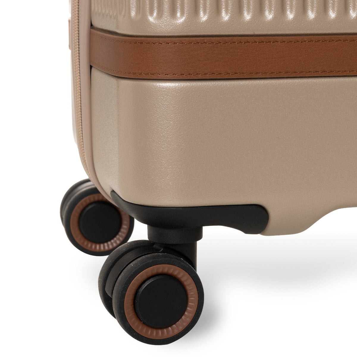 Close-Up Detail of Classic Collar &amp; Heavy-Duty Zipper Hardware on Medium Suitcase Zuna Naisille
