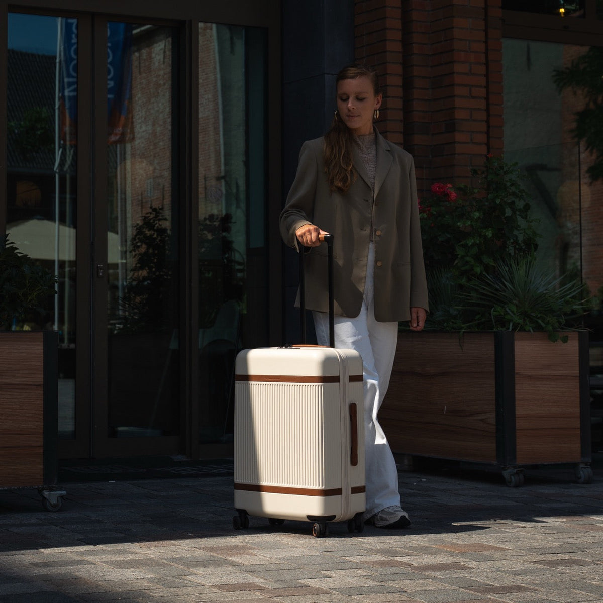 Medium Suitcase Zuna Naisille – alternate product view 3