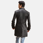 Men's Midlander Quilted Musta Nahkatakki Pitkä Miehille - Lateral Side Profile View Showing Sleeve Cut &amp; Athletic Taper Fit