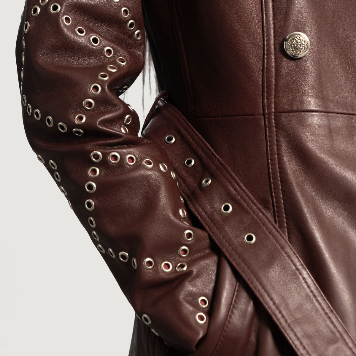 Close-Up Detail of Notch &amp; Button &amp; Waist belt Hardware on Women's Missoni Maroon Nahkainen Trenssitakki Naisille