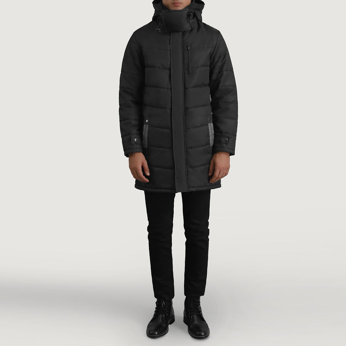 
Moore Musta Hooded Parka Miehille - Sivuprofiili ergonomisella hihanleikkauksella