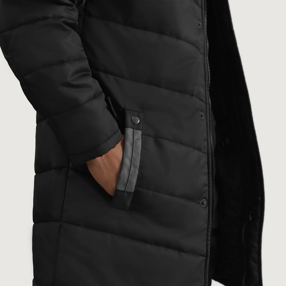 
Yksityiskohtainen lähikuva of Classic Collar & Zipper With Snap Button Placket Hardware on Moore Musta Hooded Parka Miehille