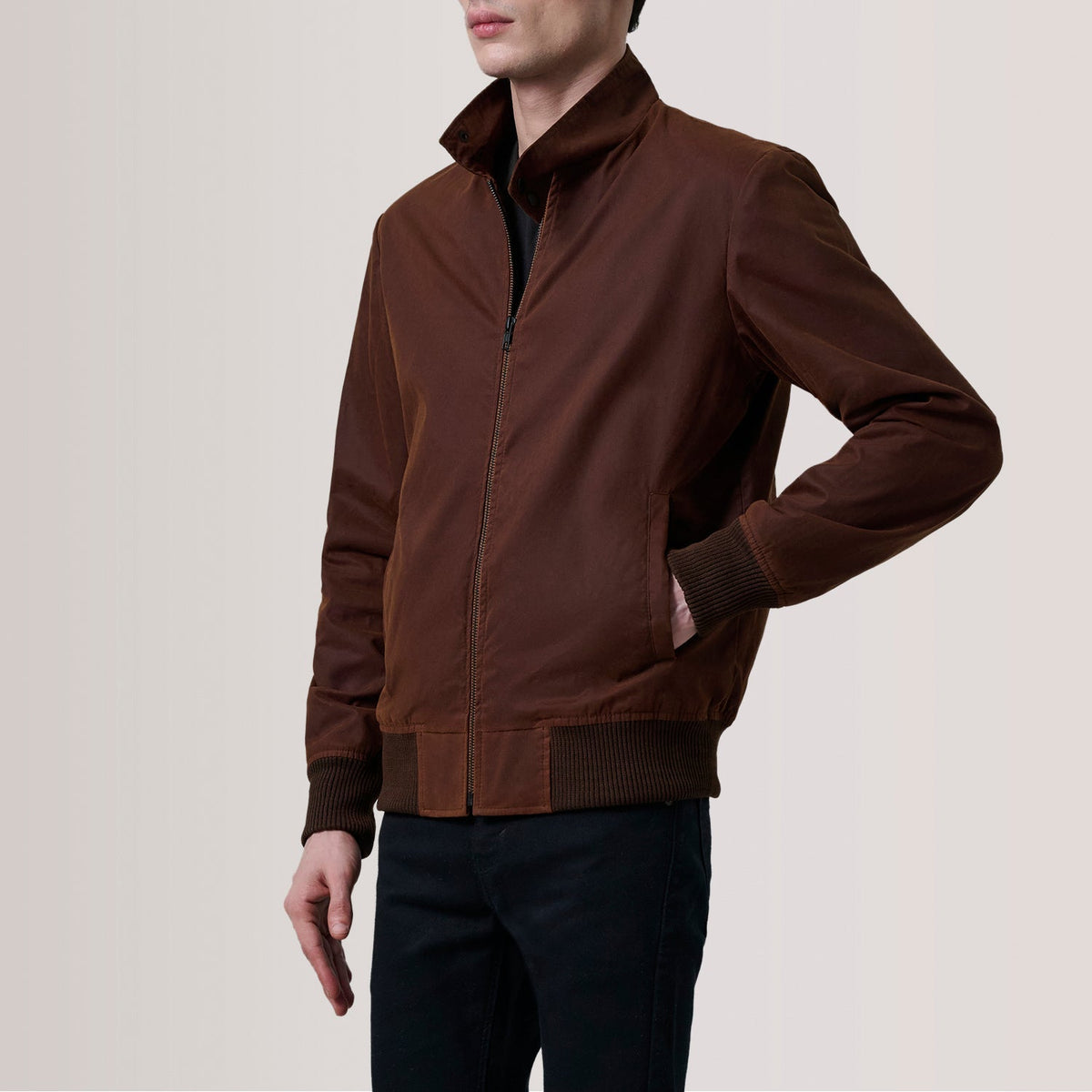 
Morrison Ruskea Canvas Nahkainen Pommitakki Miehille For Men - Sivuprofiili ergonomisella hihanleikkauksella