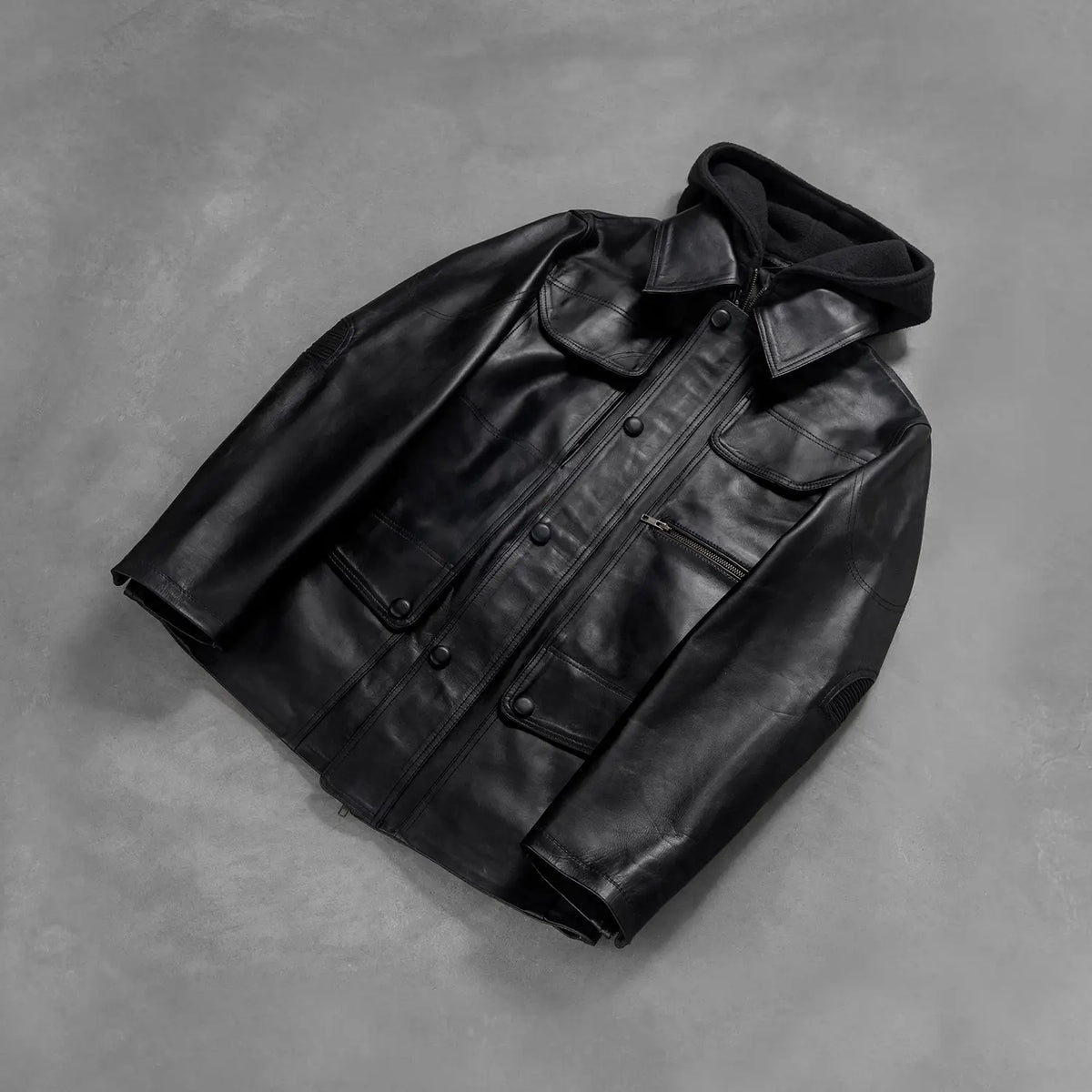 Styled Fit Perspective of Men's Moulder Hooded Musta Nahkatakki Miehille on Model - Natural Daylight Drape