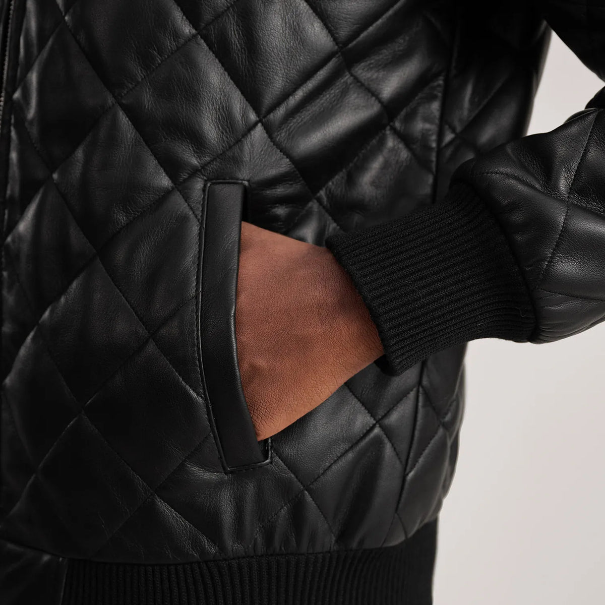 
Sisäpuolen näkymä Showing Quilted Polyester Lining & Kaksi käytännöllistä sisätaskua
