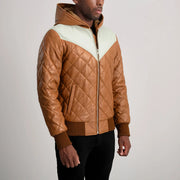 
Päällä sovitetun näkymä:  Norman Tan Hooded Bomber Leather Puffer Jacket mallin päällä luonnollisessa päivänvalossa
