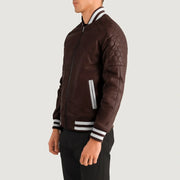 
Maroon Sheepskin Leather Varsity Jacket - Takaa istuvilla olkapäillä ja siistillä helmalla