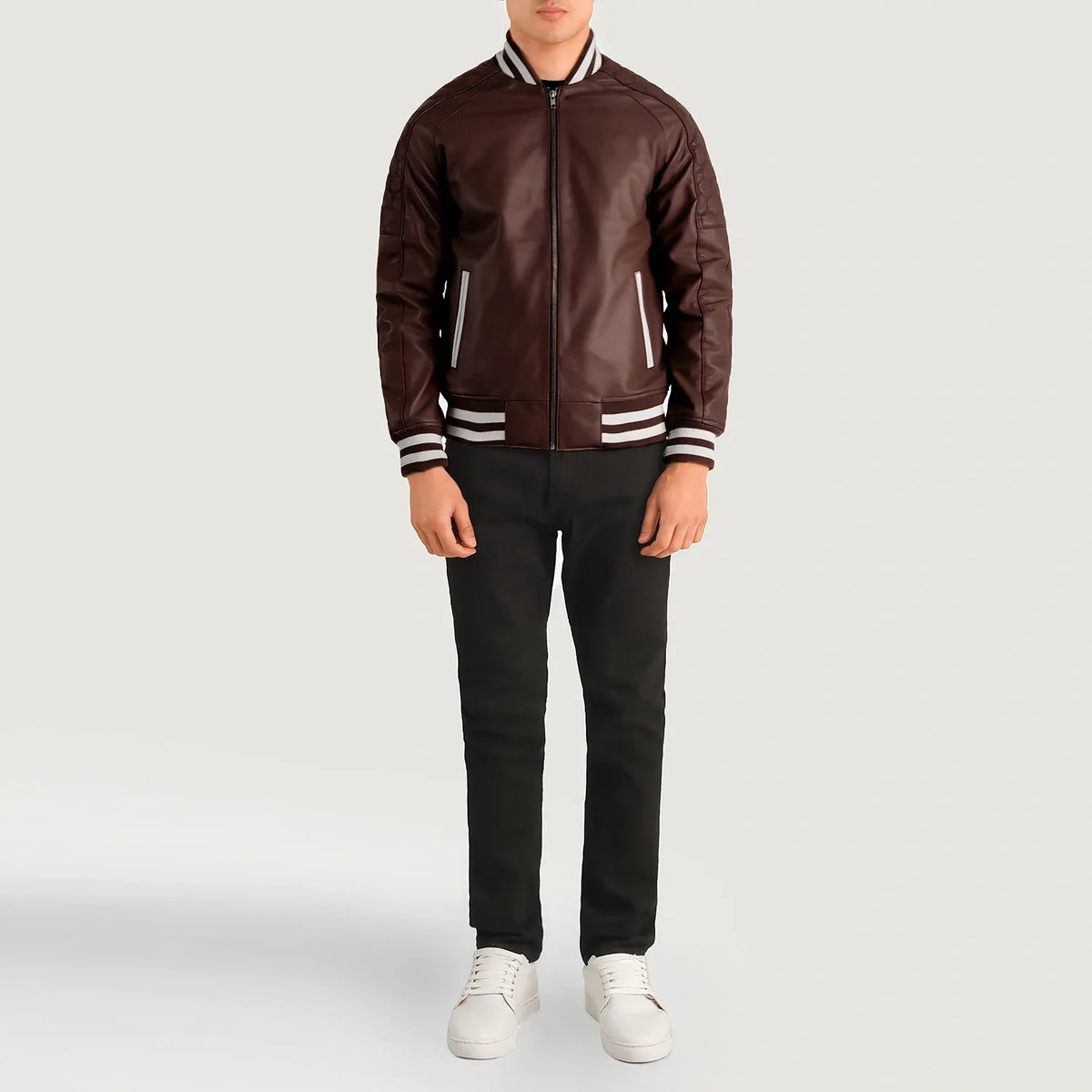 
Pascal Kastanjanruskea Leather Varsity Nahkatakki Miehille - Sivuprofiili ergonomisella hihanleikkauksella