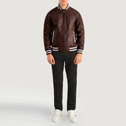 
Pascal Kastanjanruskea Leather Varsity Nahkatakki Miehille - Sivuprofiili ergonomisella hihanleikkauksella