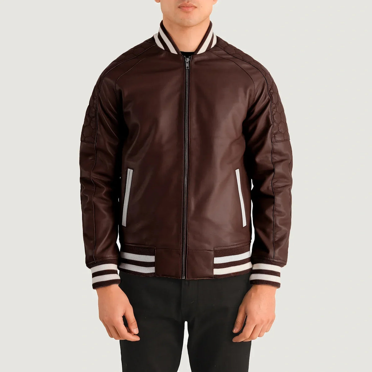 
Yksityiskohtainen lähikuva of Varsity collar & Zipper Hardware on Pascal Kastanjanruskea Leather Varsity Nahkatakki Miehille