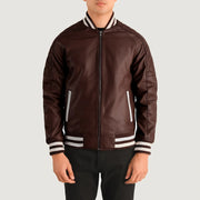 
Yksityiskohtainen lähikuva of Varsity collar & Zipper Hardware on Pascal Kastanjanruskea Leather Varsity Nahkatakki Miehille