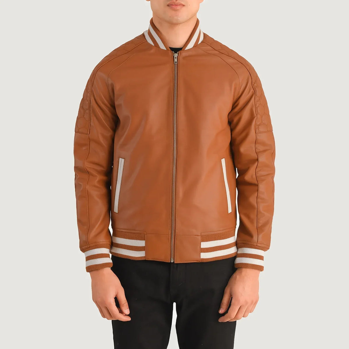 Close-Up Detail of Varsity collar &amp; Zipper Hardware on Pascal Vaaleanruskea Ruskea Leather Varsity Nahkatakki Miehille