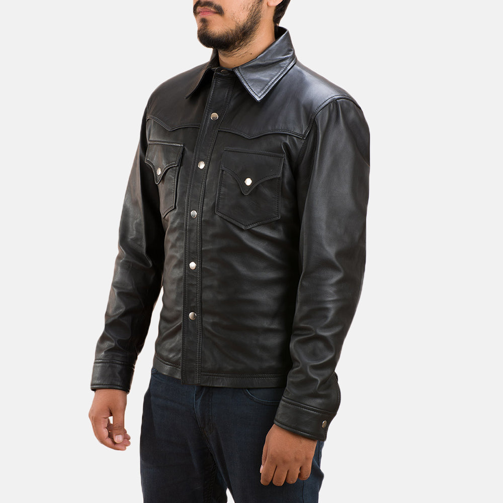 
Ranchson Musta Leather Shirt Miehille - Sivuprofiili ergonomisella hihanleikkauksella