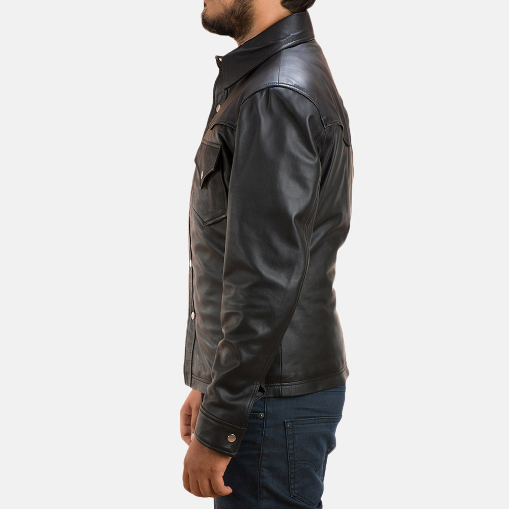 
Yksityiskohtainen lähikuva of Shirt & Button Hardware on Ranchson Musta Leather Shirt Miehille
