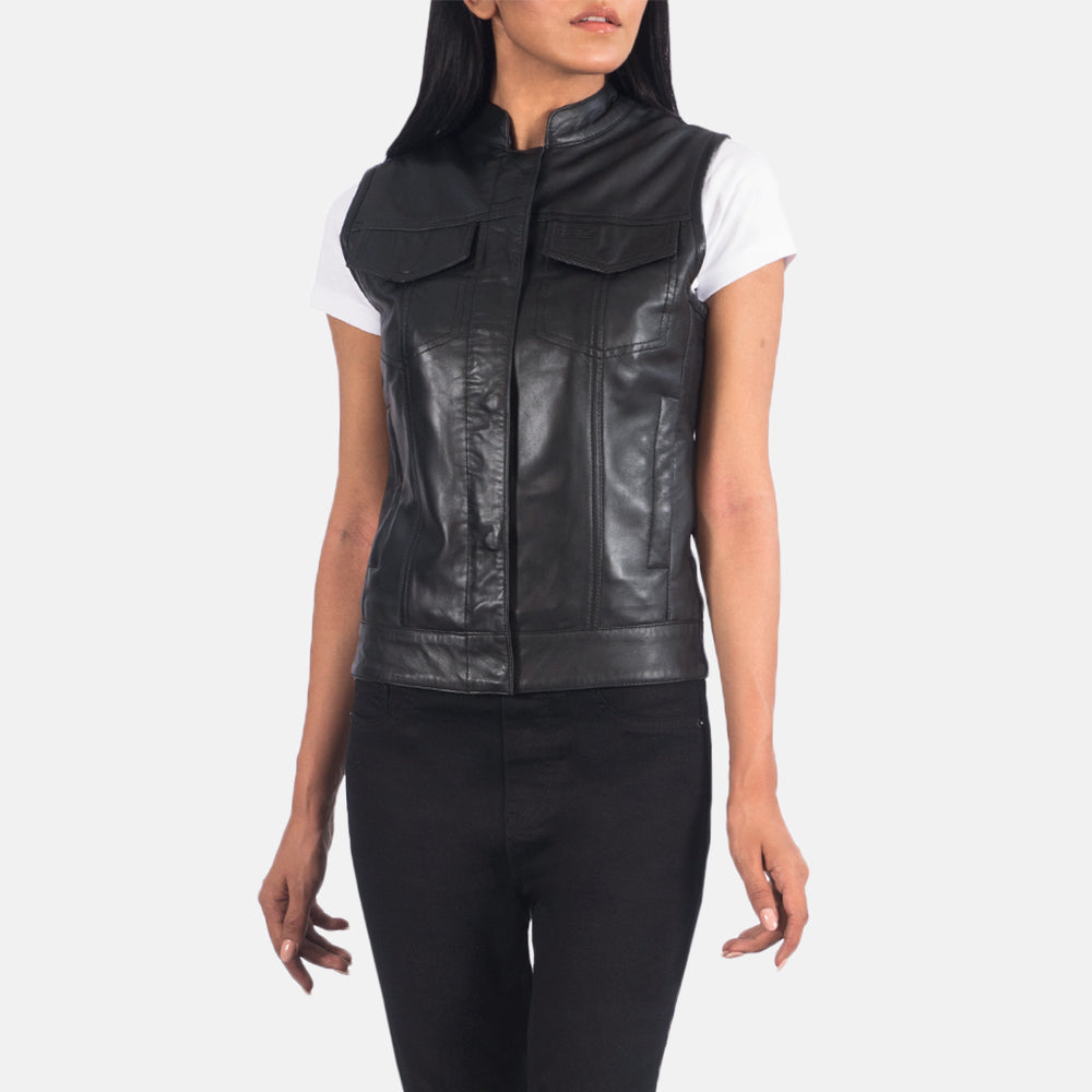 
Yksityiskohtainen lähikuva of Band & Zipper Hardware on Rayne Moto Musta Nahkaliivi Naisille