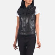 
Yksityiskohtainen lähikuva of Band & Zipper Hardware on Rayne Moto Musta Nahkaliivi Naisille