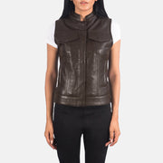 
Yksityiskohtainen lähikuva of Band & Zipper with Button Flap Hardware on Rayne Moto Ruskea Nahkaliivi Naisille