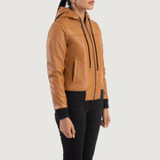 
Päällä sovitetun näkymä:  Rebella Green Hooded Suede Bomber Jacket mallin päällä luonnollisessa päivänvalossa