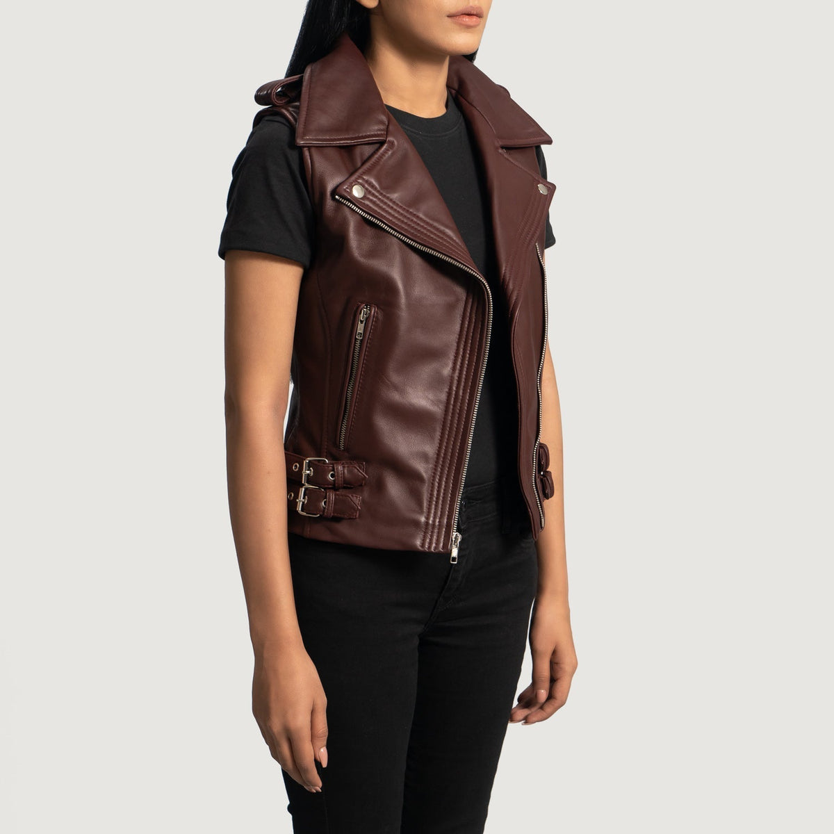 
Rhonda Kastanjanruskea Leather Biker Vest Naisille - Sivuprofiili ergonomisella hihanleikkauksella