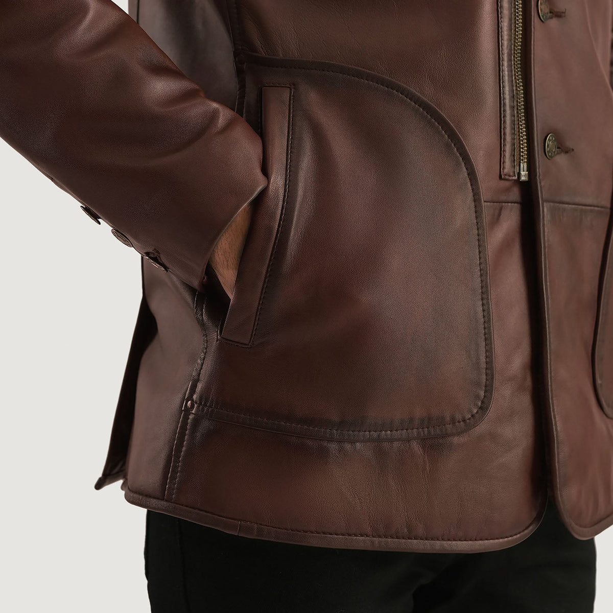 
Rocky Ruskea Fur Nahkatakki pitkä Miehille - Sivuprofiili ergonomisella hihanleikkauksella
