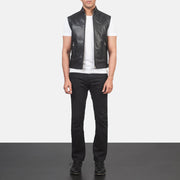 
Roland Musta Leather Biker Vest Miehille - Sivuprofiili ergonomisella hihanleikkauksella